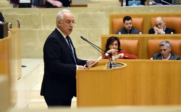 El presidente del Gobierno de La Rioja, José Ignacio Ceniceros, interviene en el Parlamento de La Rioja. Al fondo, los responsables del Grupo Socialista, Concha Andreu y Francisco Ocón. 