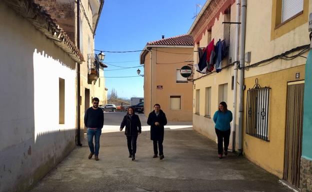 Carlos Cuevas y Josefa Martínez, durante el recorrido por la localidad.