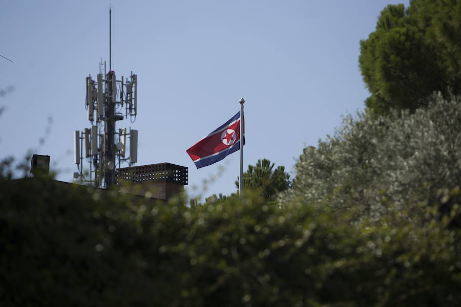La bandera norcoreana ondea en la Embajada del país en Madrid.