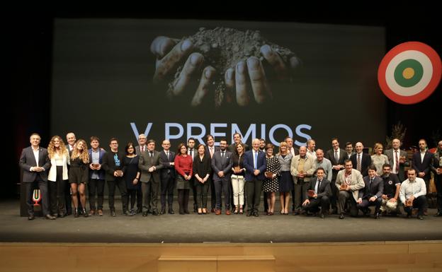 Foto de familia de los galardonados en Riojafórum. 