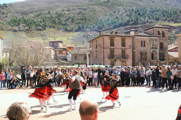 Grupo de danzas de Viniegra de Abajo. :: F. D.