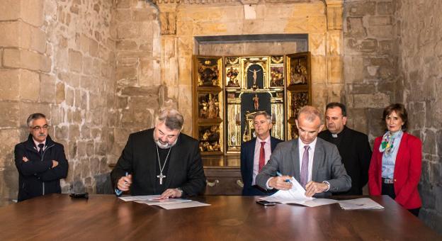 Escribano y Les firman el convenio en presencia de García Metola, Rodríguez Osés, Suárez y Ciriza. 