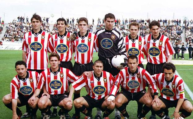 Equipo del Logroñés en el partido Córdoba-Logroñés de la temporada 1999-2000.