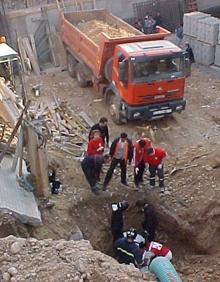 Imagen secundaria 2 - Nave de la empresa conservera «Orlando» tras el incendio. Foto (C. Cuartero | A la derecha: Incendio sucedido en Arnedo y provocado al parecer por un individuo que consumó otros 30 en los últimos meses. Foto: Rosa Ezquerro | Un trabajador muerto fue el balance del accidente laboral que se produjo por un corrimiento de tierras en una obra de Calahorra. Foto: R.N.J.