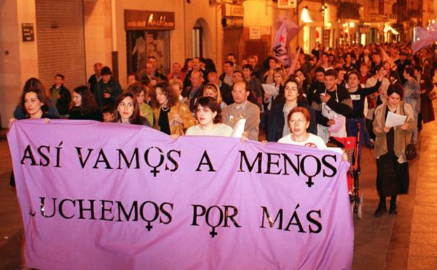 Imagen principal - Diferentes momentos del Día de la Mujer de 2000.