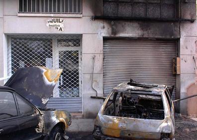 Imagen secundaria 1 - Nave de la empresa conservera «Orlando» tras el incendio. Foto (C. Cuartero | A la derecha: Incendio sucedido en Arnedo y provocado al parecer por un individuo que consumó otros 30 en los últimos meses. Foto: Rosa Ezquerro | Un trabajador muerto fue el balance del accidente laboral que se produjo por un corrimiento de tierras en una obra de Calahorra. Foto: R.N.J.