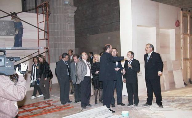 Imagen principal - Pedro Sanz y Fernando Beltrán , junto al alcalde, Pagola, visitan los preparativos de la exposición que se monta en la catedral de Calahorra, «La Rioja. Tierra Abierta». Foto: Tomás Blanco. | Izquierda: Uno de los tres códices más antiguos de la biblioteca del Monasterio de Valvanera, que están siendo restaurados y que se expondrán en la exposición La Rioja Tierra Abierta. | A la derecha, Segundo Ace.