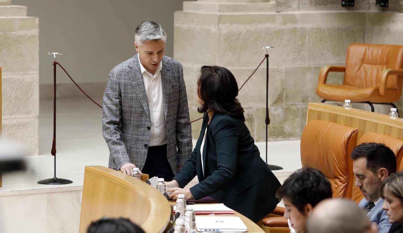 Fotos: Pleno en el Parlamento, los gestos y las conversaciones