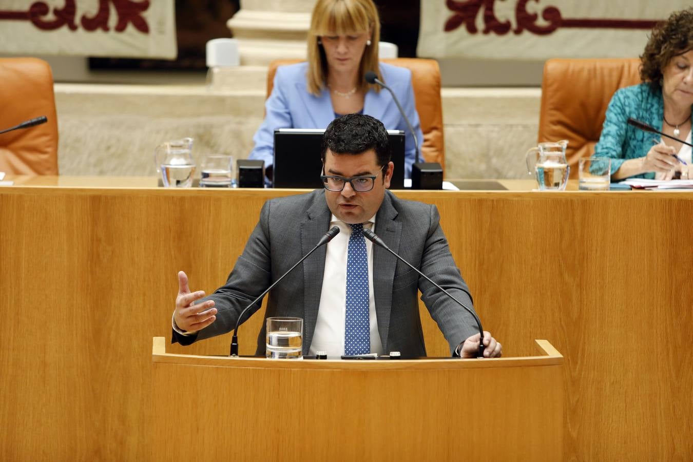 Fotos: Pleno en el Parlamento, los gestos y las conversaciones