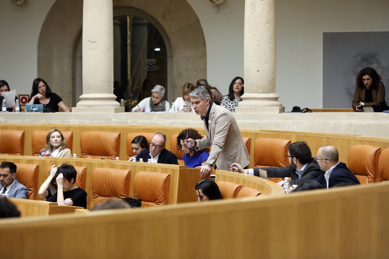 Fotos: Pleno en el Parlamento, los gestos y las conversaciones