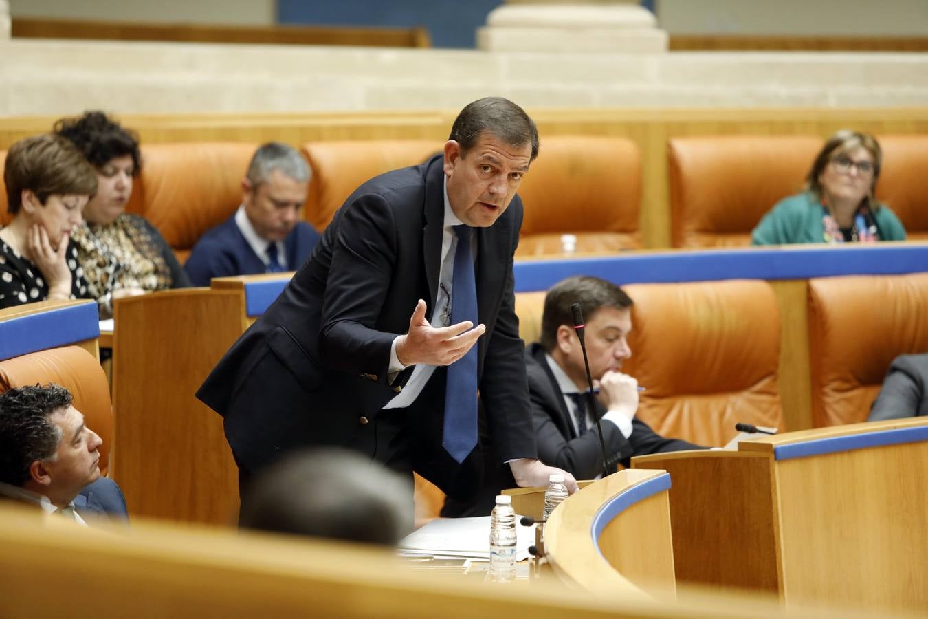 Fotos: Pleno en el Parlamento, los gestos y las conversaciones