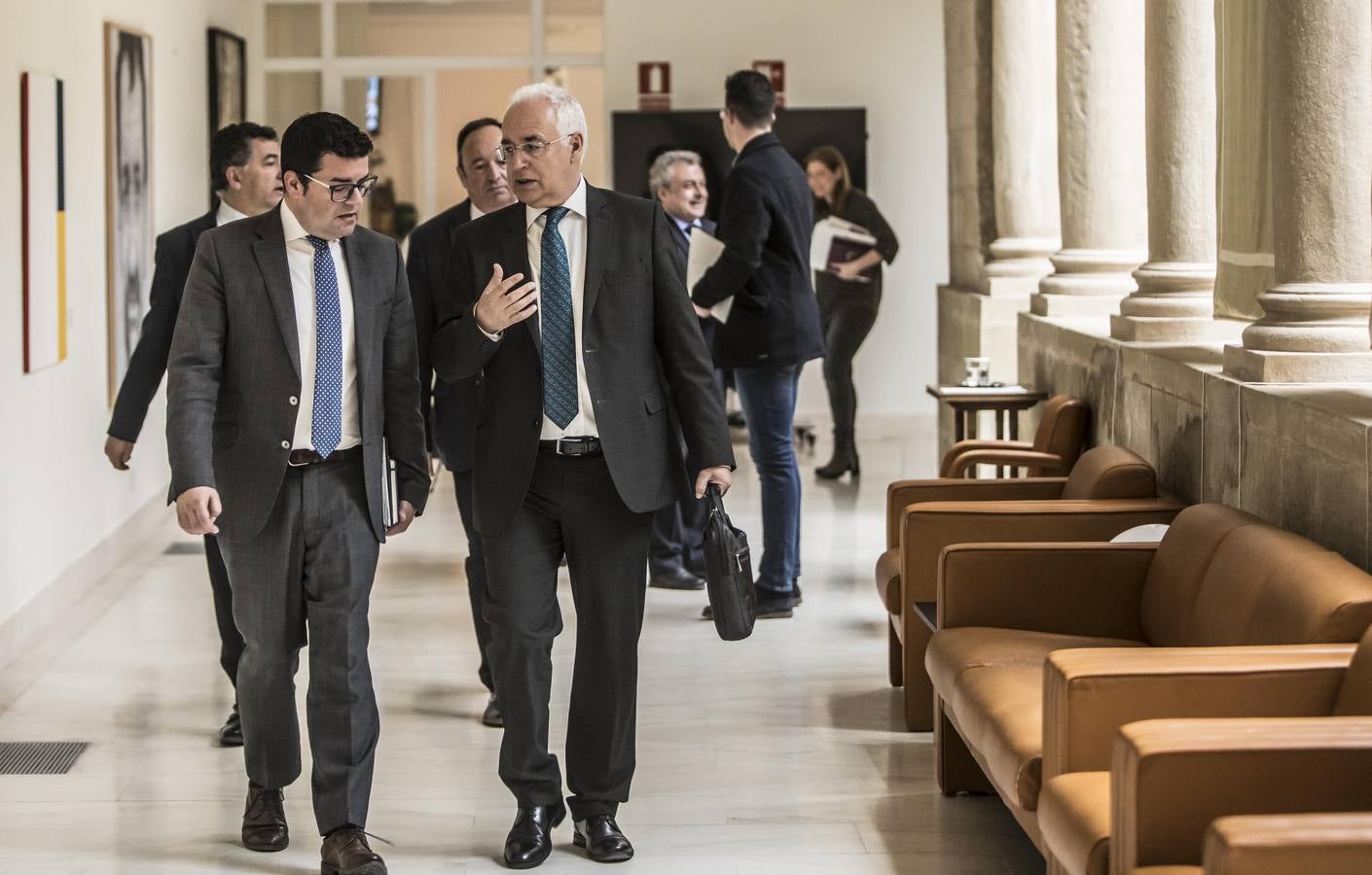 Fotos: Pleno en el Parlamento, los gestos y las conversaciones