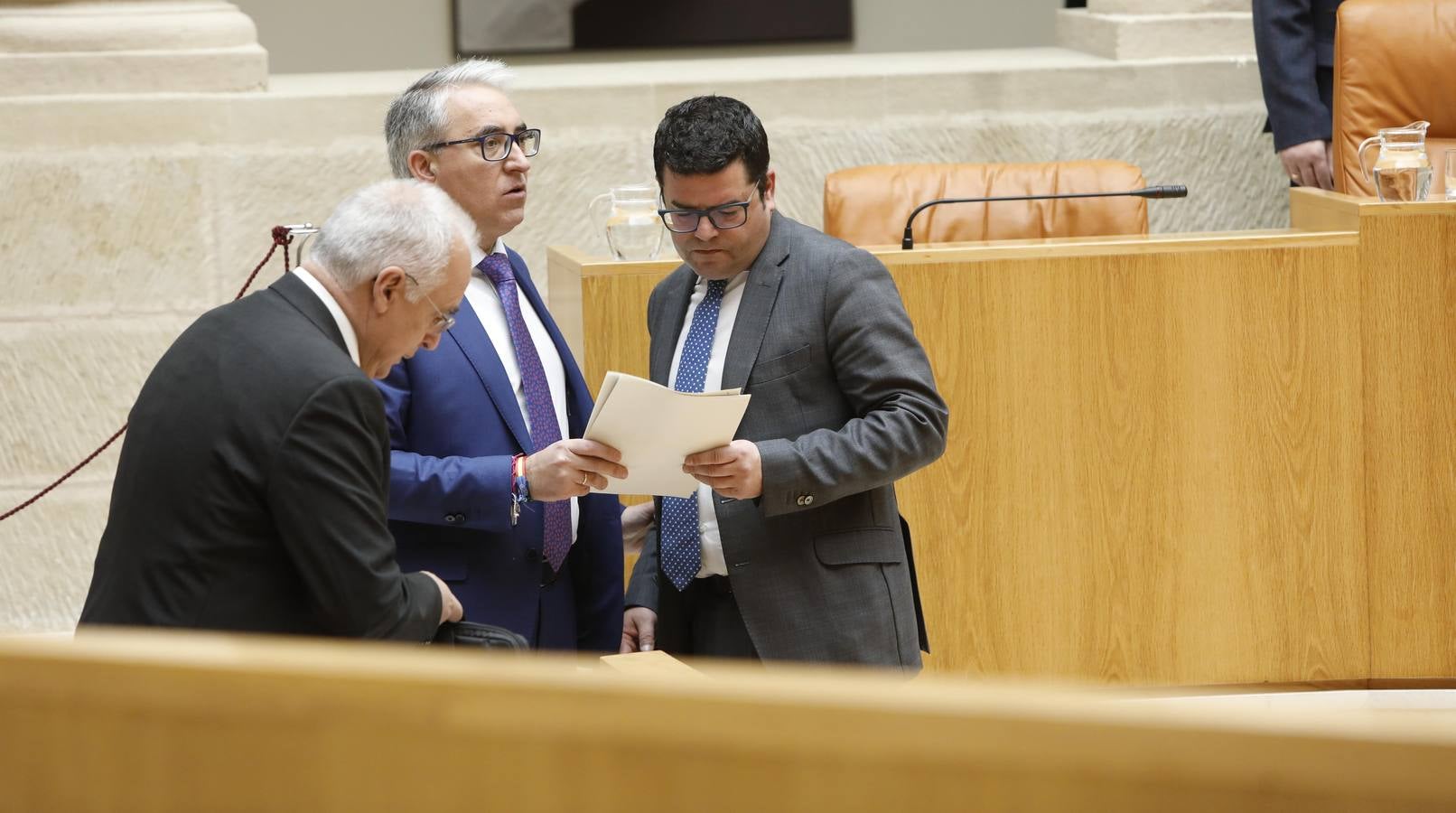 Fotos: Pleno en el Parlamento, los gestos y las conversaciones