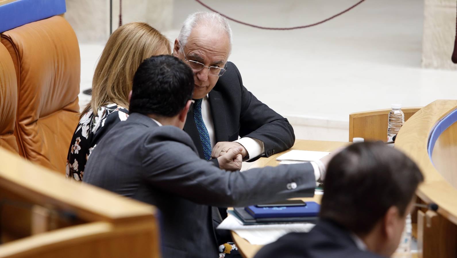 Fotos: Pleno en el Parlamento, los gestos y las conversaciones