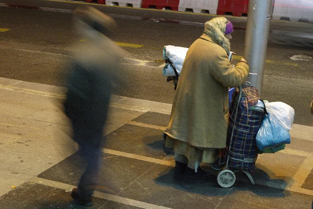 Una mujer 'sin techo' deambulando por la calle. :: 