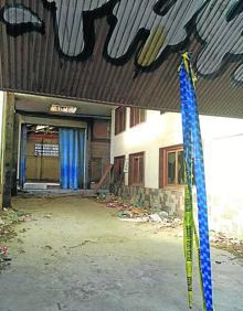 Imagen secundaria 2 - Los riesgos que supone una incursión en la sucesión de espacios industriales actualmente sin actividad aparecen a la luz del día... con la puerta abierta pese al precinto.