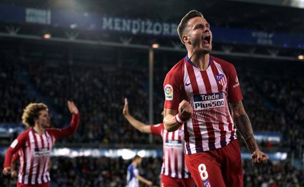 Saúl celebra el gol que abrió la victoria del Atlético en Mendizorroza. 