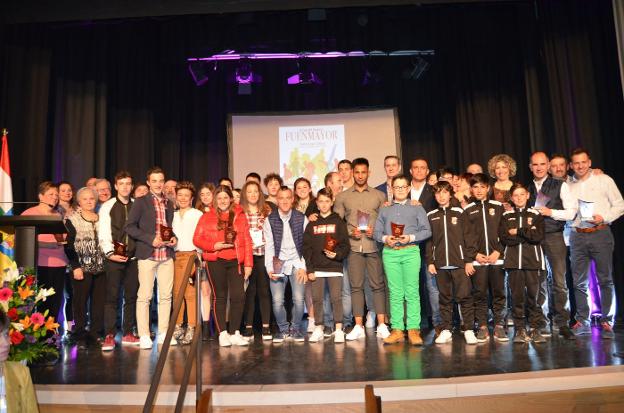 Foto de familia de los premiados en la gala celebrada en el 'Gran Coliseo'. 