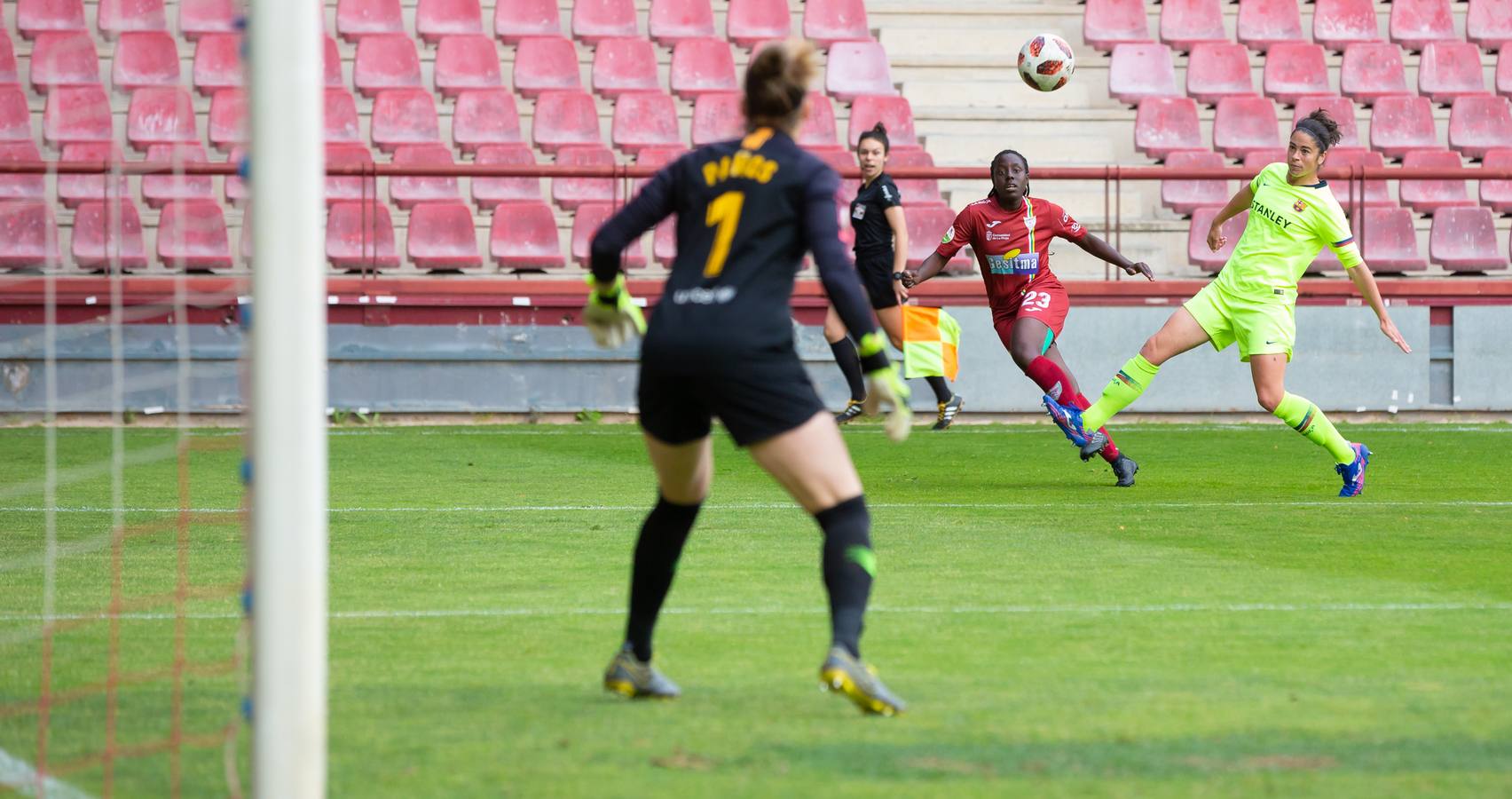 Fotos: El Barça, muy superior al EDF (4-0)