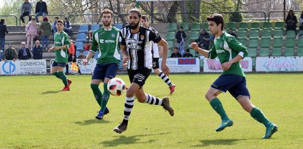 Achi trata de llevarse el balón durante el partido de ayer en La Isla. 