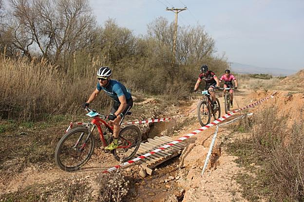Jon Erguin, Jesús Bacaicoa y Manuel Martín encabezaron la carrera, corriendo en grupo como por esta senda tras los pantanos. 