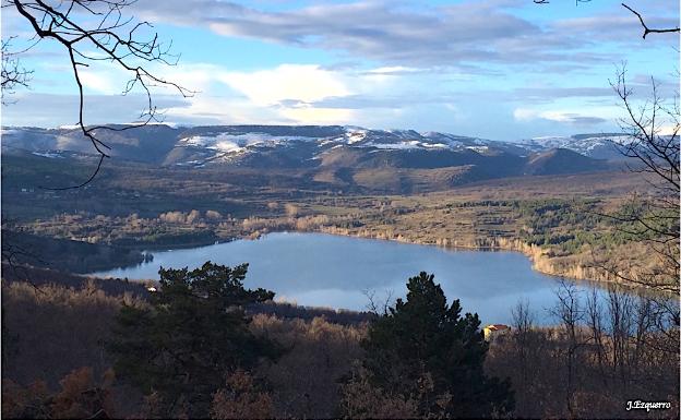 Vista del embalse González Lacasa desde el camino de Ortigosa a Villoslada