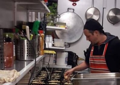 Imagen secundaria 1 - Un cocinero español da de comer a los refugiados de Lesbos