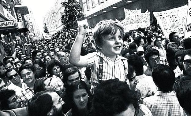 Niño en una manifestación el 23 de junio de 1976.