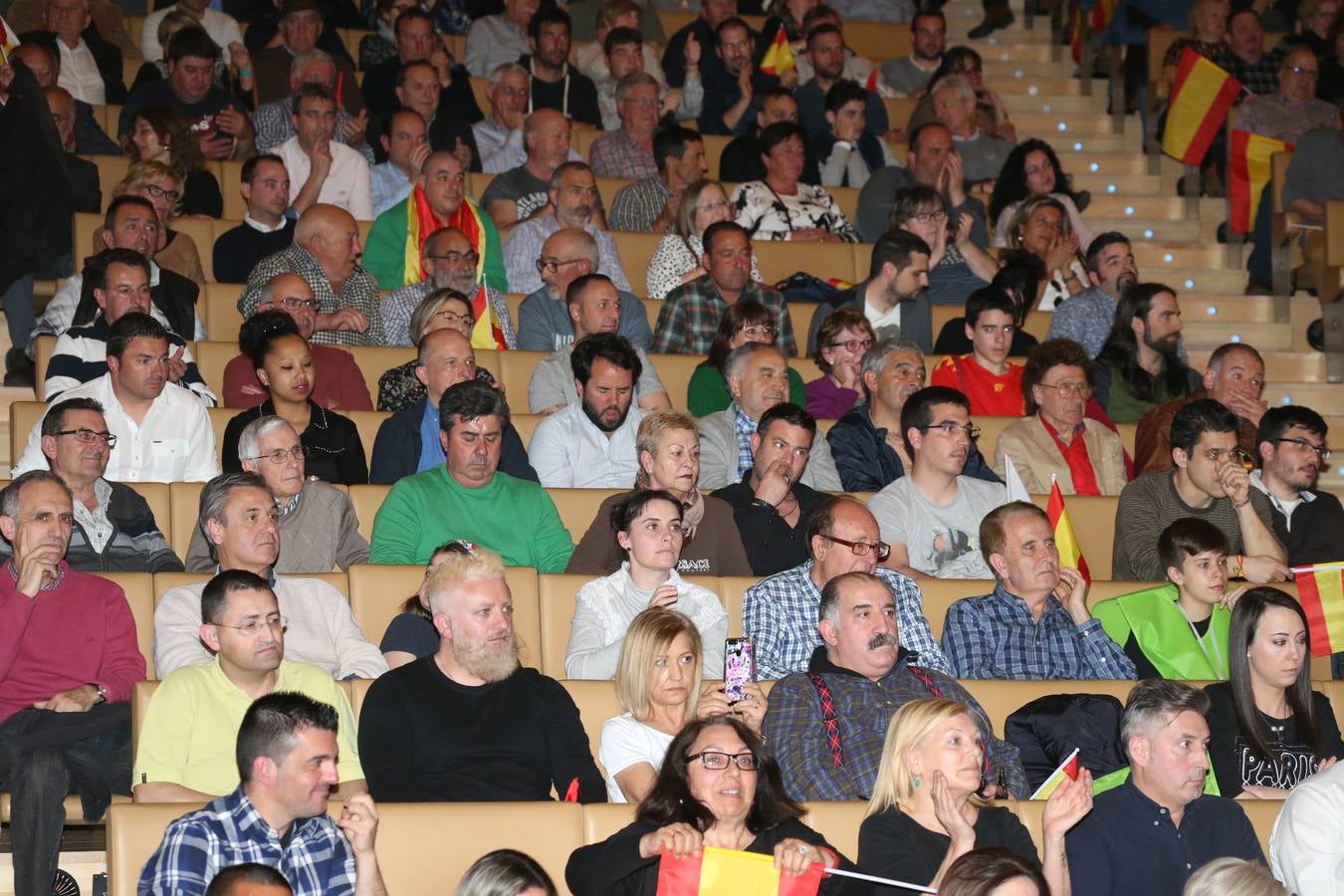 Repleto estuvo el Auditorio del Palacio de Congresos de Logroño para escuchar a Santiago Abascal