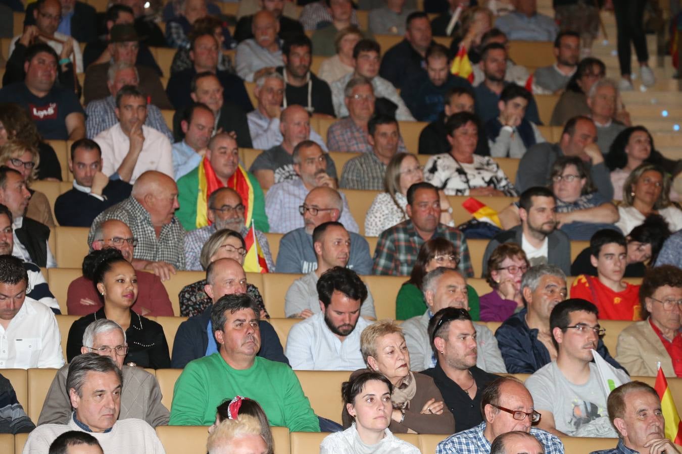 Repleto estuvo el Auditorio del Palacio de Congresos de Logroño para escuchar a Santiago Abascal