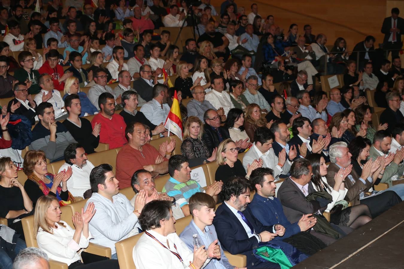 Repleto estuvo el Auditorio del Palacio de Congresos de Logroño para escuchar a Santiago Abascal