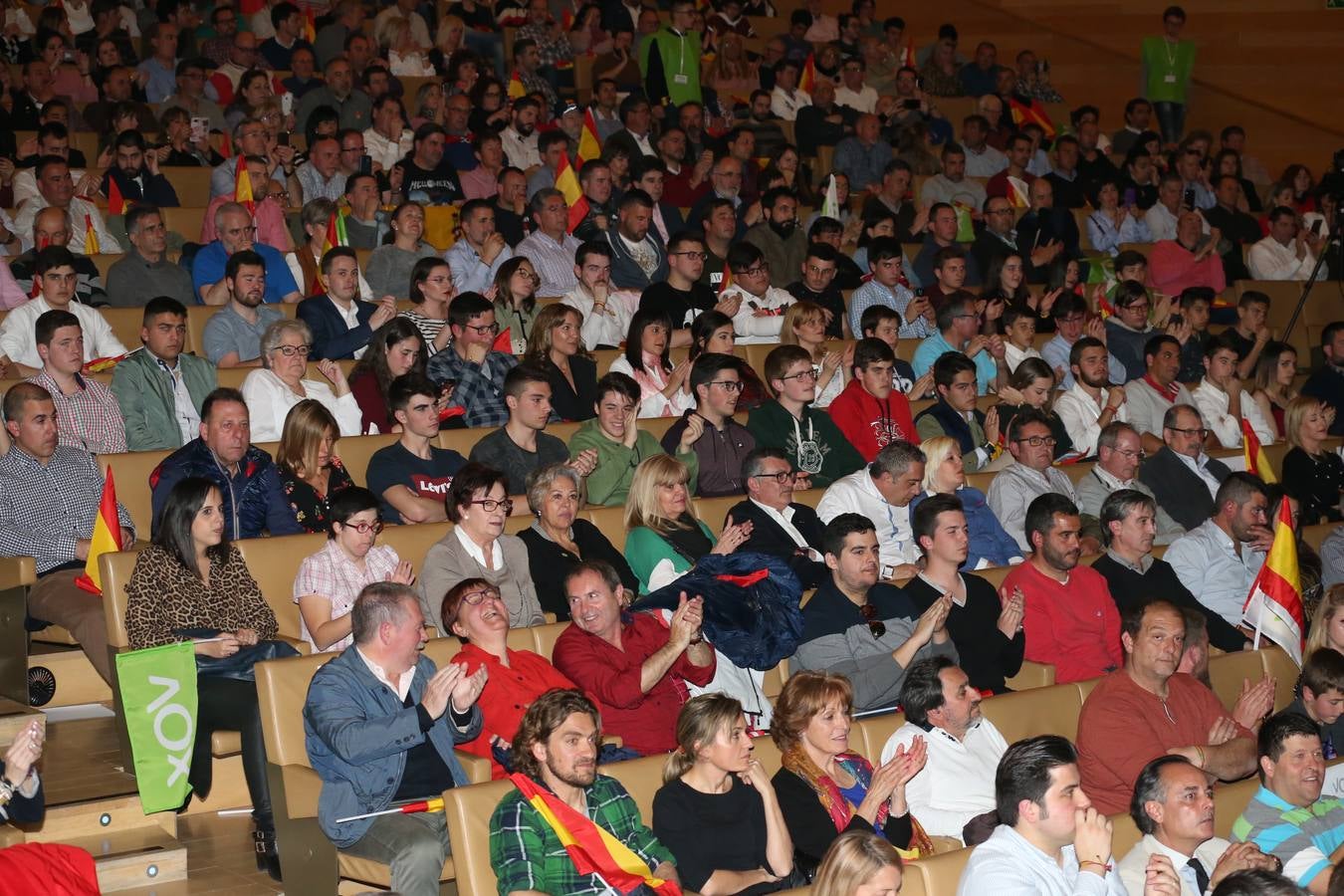 Repleto estuvo el Auditorio del Palacio de Congresos de Logroño para escuchar a Santiago Abascal