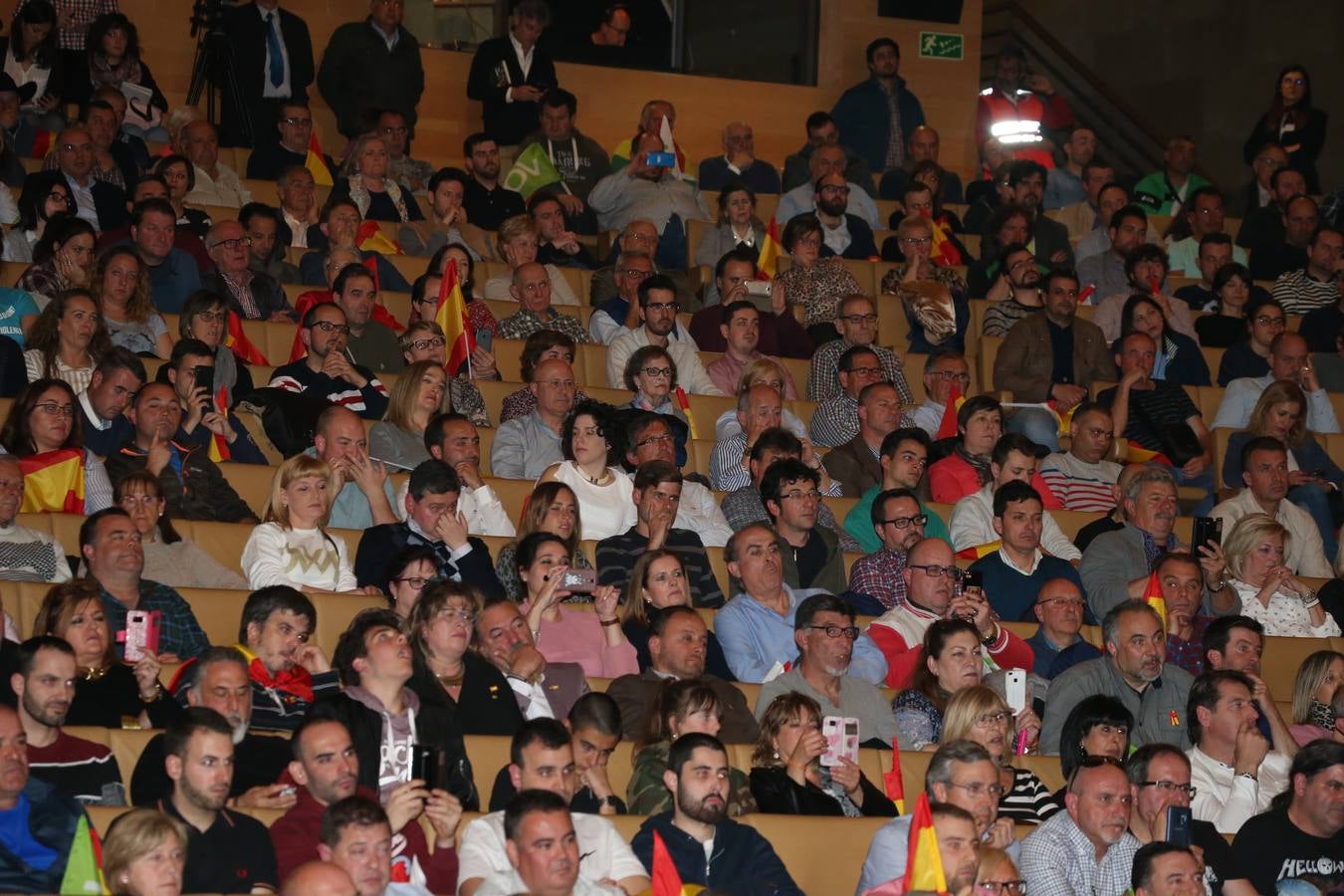 Repleto estuvo el Auditorio del Palacio de Congresos de Logroño para escuchar a Santiago Abascal