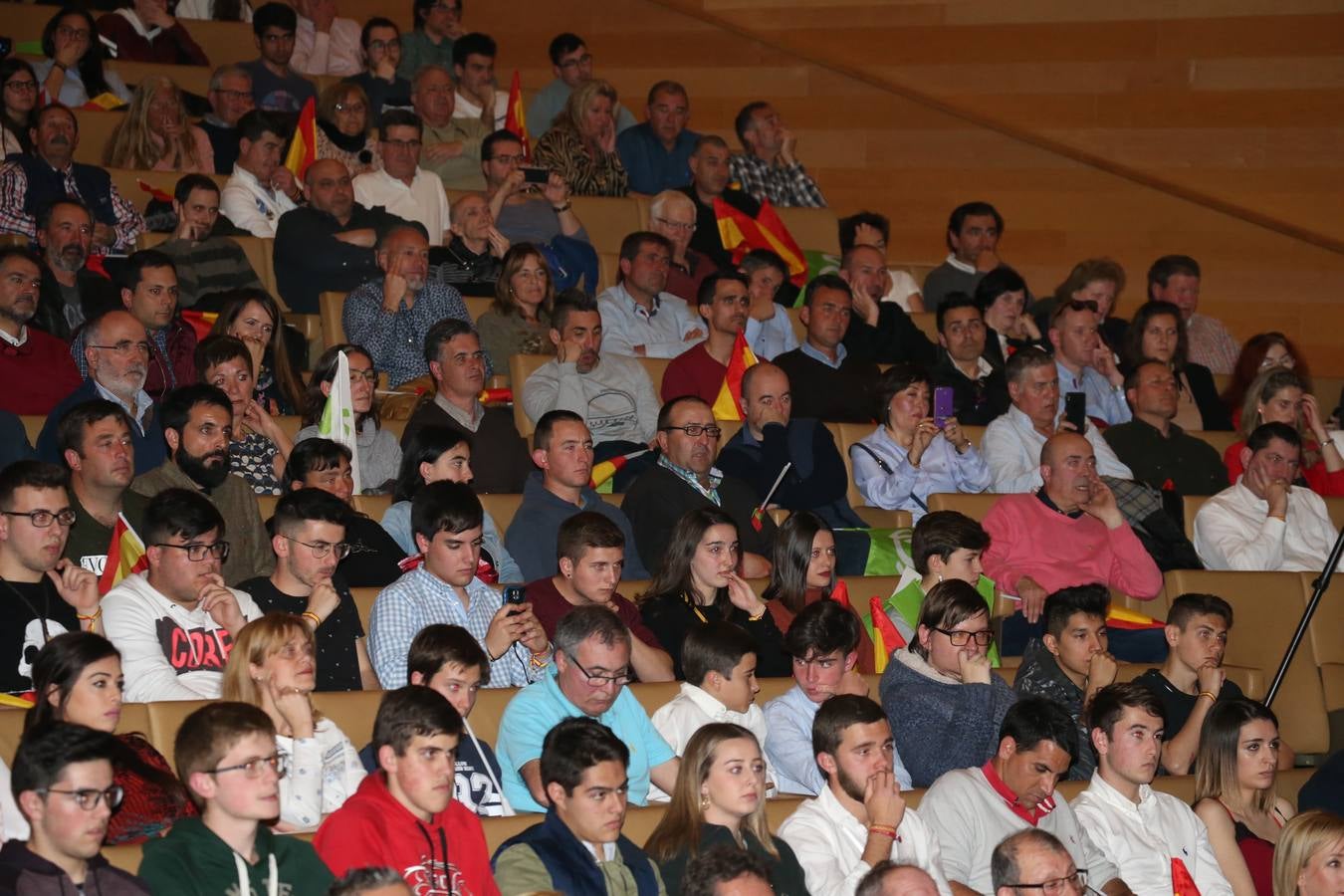 Repleto estuvo el Auditorio del Palacio de Congresos de Logroño para escuchar a Santiago Abascal