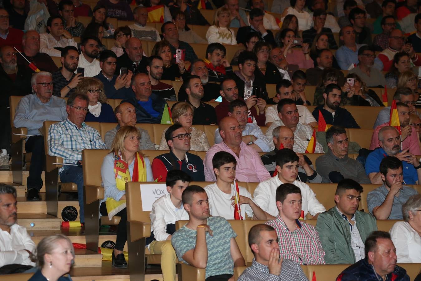 Repleto estuvo el Auditorio del Palacio de Congresos de Logroño para escuchar a Santiago Abascal