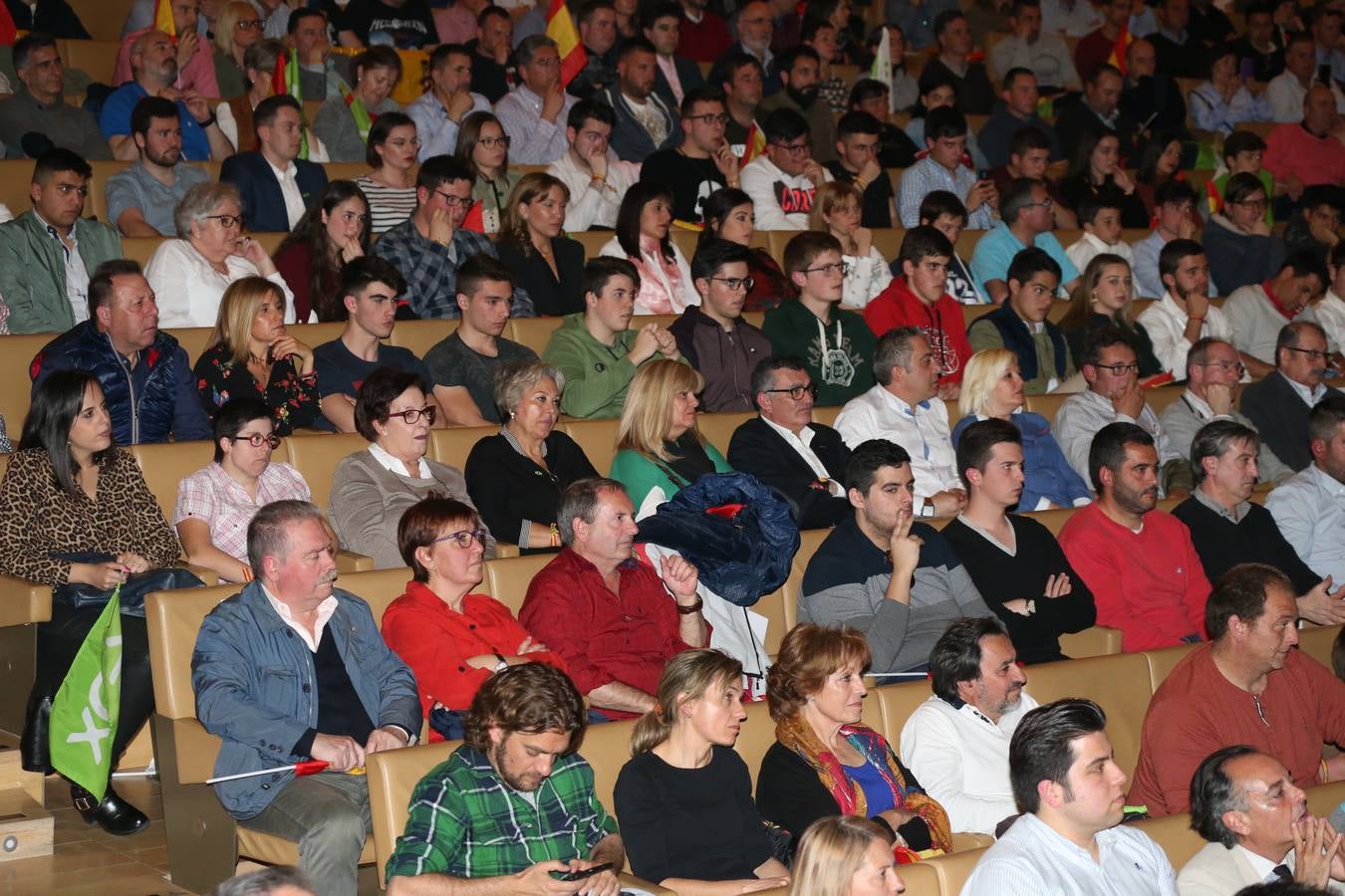 Repleto estuvo el Auditorio del Palacio de Congresos de Logroño para escuchar a Santiago Abascal