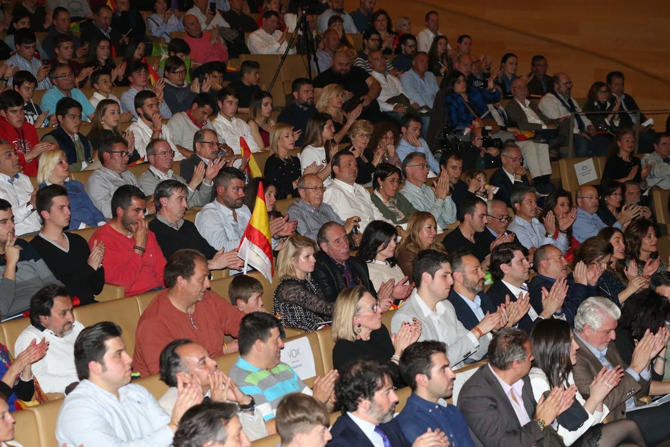 Repleto estuvo el Auditorio del Palacio de Congresos de Logroño para escuchar a Santiago Abascal