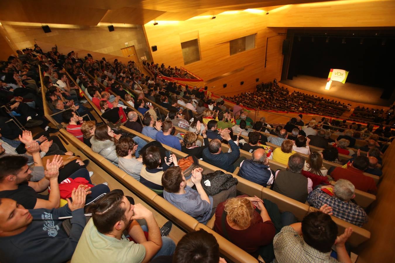 Repleto estuvo el Auditorio del Palacio de Congresos de Logroño para escuchar a Santiago Abascal