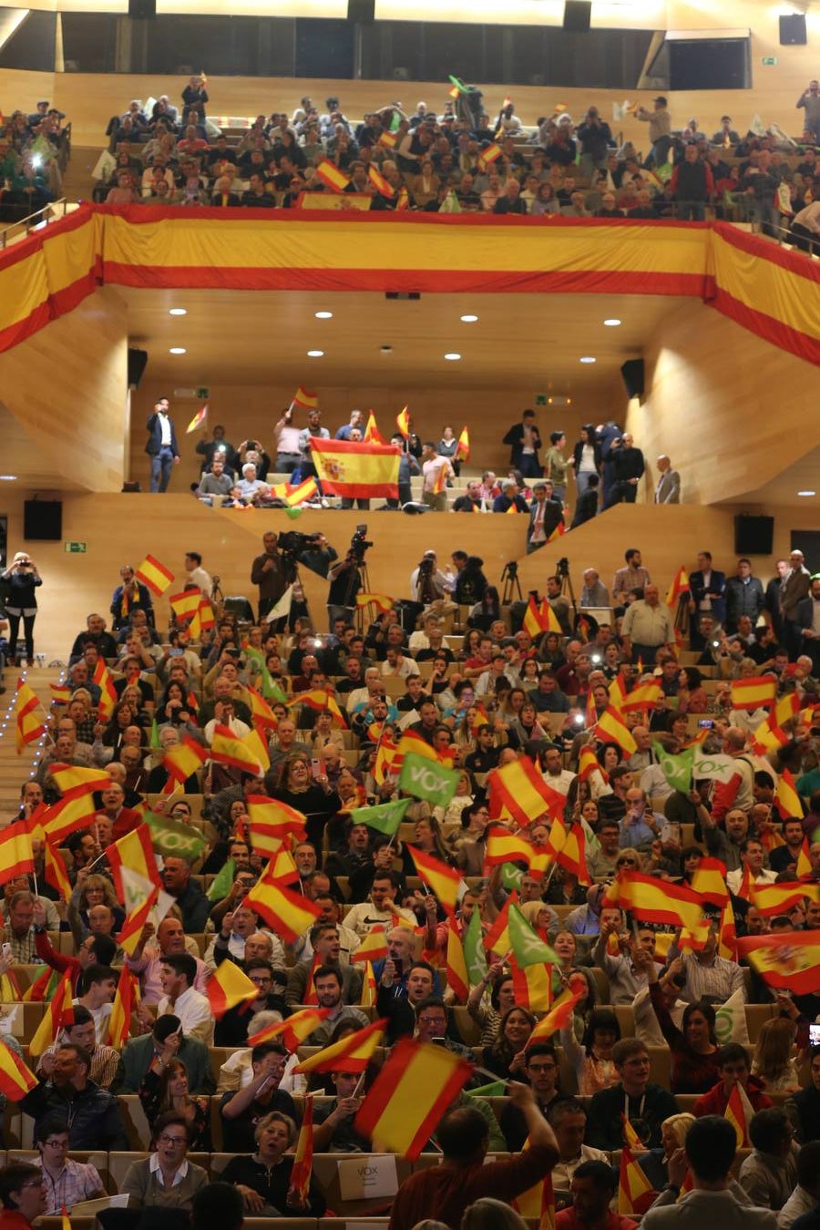 Repleto estuvo el Auditorio del Palacio de Congresos de Logroño para escuchar a Santiago Abascal