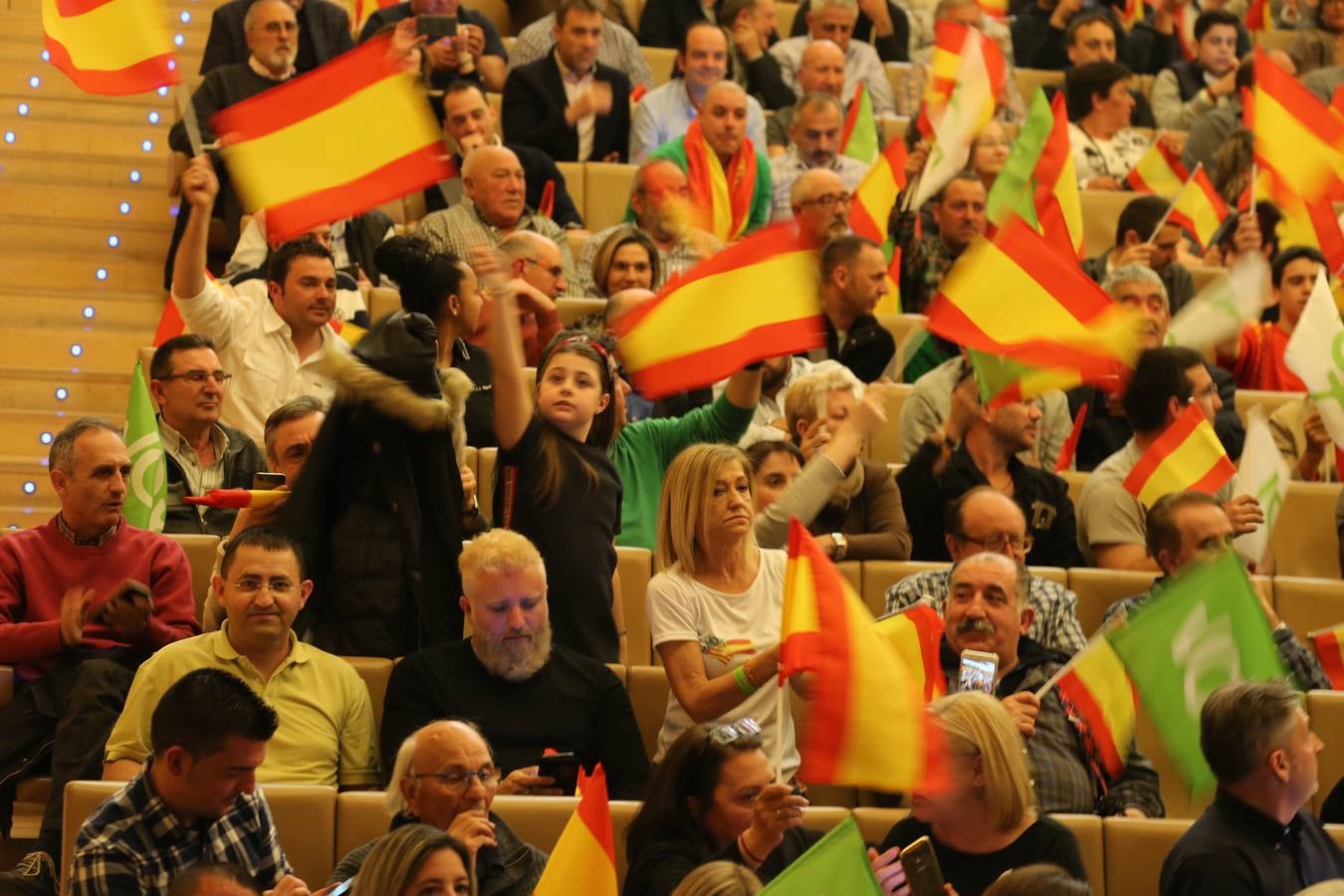 Repleto estuvo el Auditorio del Palacio de Congresos de Logroño para escuchar a Santiago Abascal