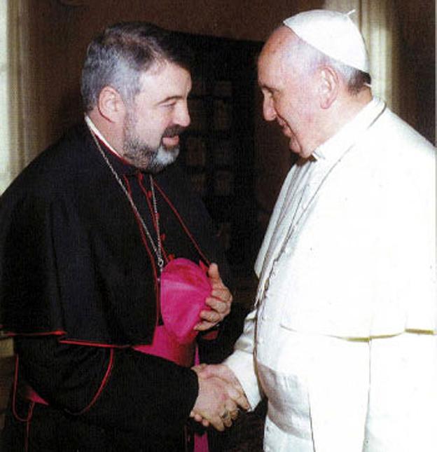 Monseñor Escribano dialoga con el Papa Francisco. :: A.C.