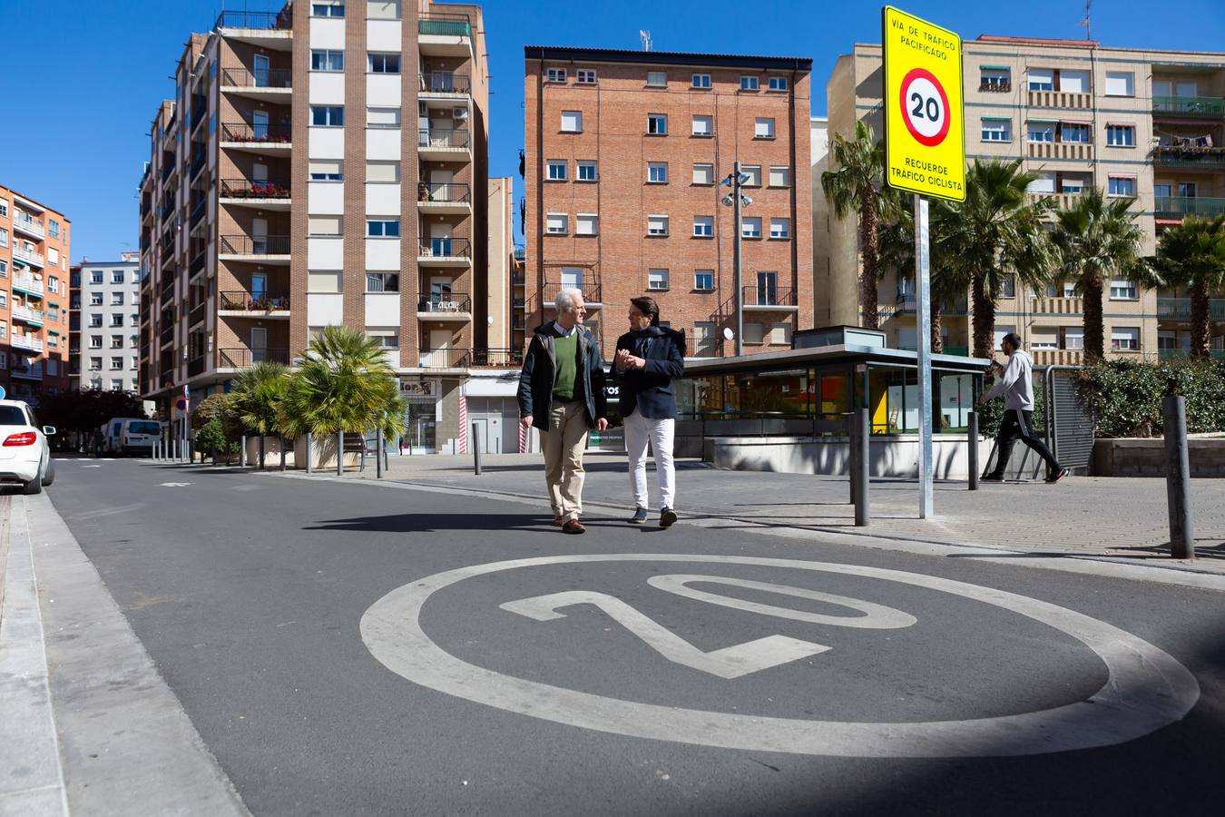 Los socialistas Pablo Hermoso de Mendoza y Kilian Cruz-Dunne, este jueves en la calle Beratúa. 