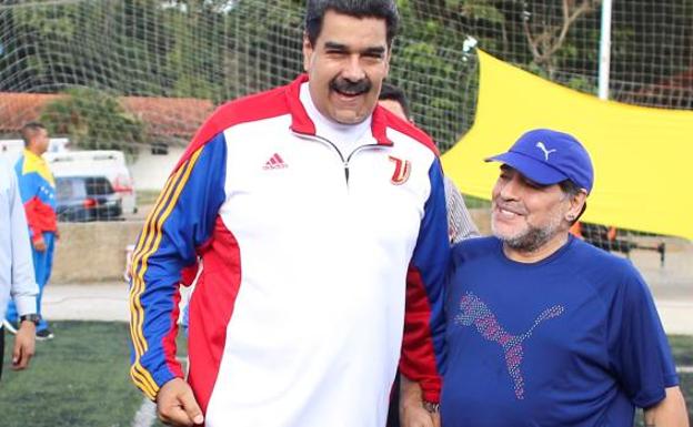 Nicolás Maduro y Diego Armando Maradona. 