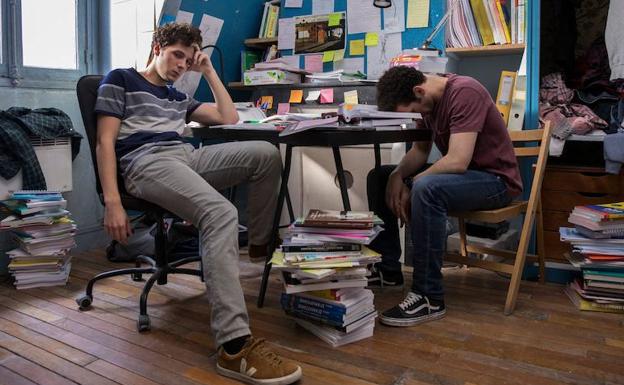 Vincent Lacoste y William Lebghil, dos amigos que se dejan los cuernos estudiando en 'Mentes brillantes'.