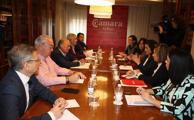 Reunión mantenida entre una delegación del PSOE de La Rioja encabezada por Concha Andreu, con miembros del Comité Ejecutivo de la Cámara.