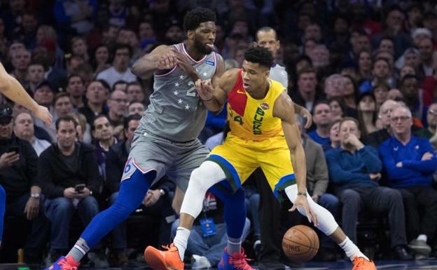 Antetokounmpo y Embiid, en una acción del encuentro. 