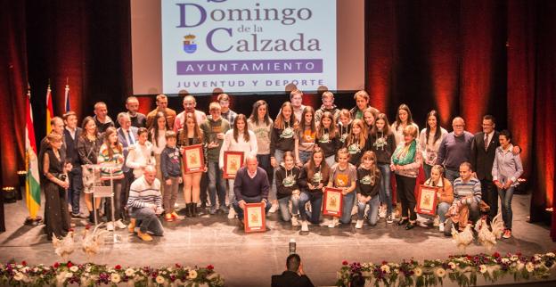 Premiados, nominados y organizadores posan para la fotografía final del acto. 