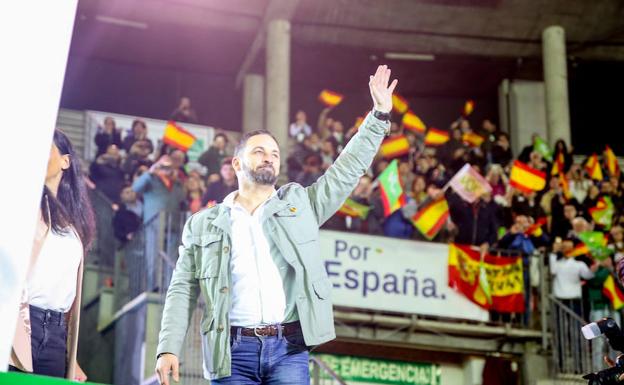 Santiago Abascal saluda desde el escenario, en la Cubierta de Leganés (Madrid).