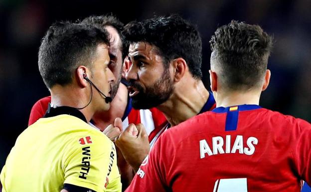 Diego Costa se encara ante Gil Manzano.