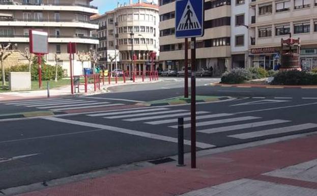 Paso de peatones de la plaza Castañares de Haro, donde se produjo el atropello. 